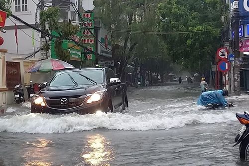 Mưa lớn kéo dài, nhiều tuyến đường ở Hải Phòng ngập trong 'biển nước'