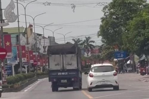 2 ô tô tạt đầu, chèn ép nhau đoạn qua địa bàn huyện Nghi Lộc