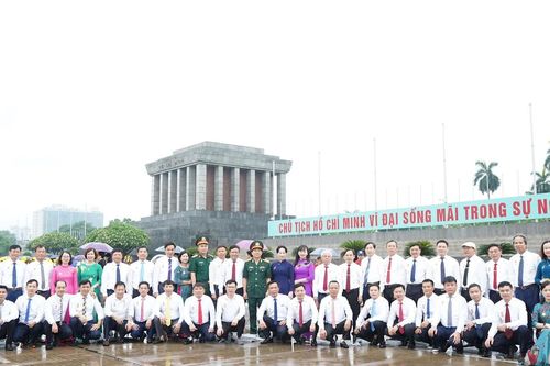 Điển hình tiêu biểu của Đảng ủy khối Doanh nghiệp tỉnh Nghệ An báo công dâng Bác tại Lăng Chủ tịch Hồ Chí Minh