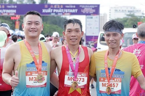 Bế mạc, trao giải marathon Hành trình về Làng Sen 2024