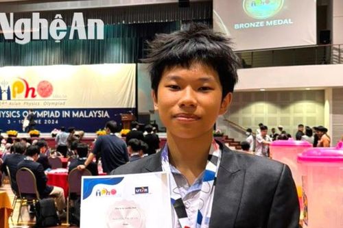Nam sinh lớp 11 Trường THPT chuyên Phan Bội Châu giành Huy chương đồng Olympic Vật lý Châu Á