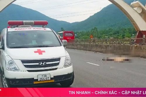 Va chạm với ô tô, người vợ tử vong, chồng và 2 con nhập viện cấp cứu