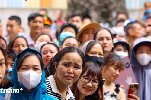Phụ huynh hồi hộp ngóng các sỹ tử trong kỳ thi vào 10 ở Hà Nội