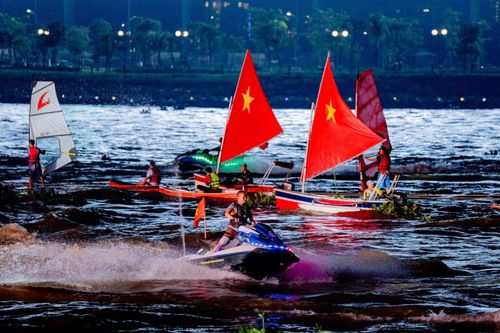 Ấn tượng với màn trình diễn nghệ thuật của 1.100 drone trên sông Sài Gòn