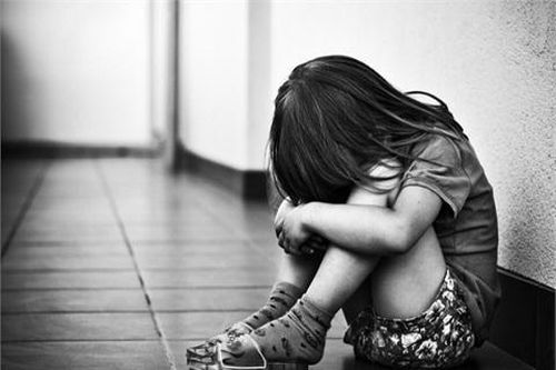 Bắt tạm giam người bố hành hạ con gái 7 tuổi