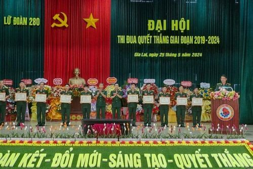 Những người lính khoét núi, ngủ hầm