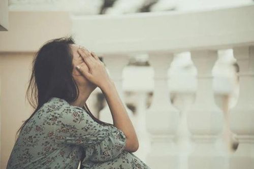Ly hôn 5 năm, chồng cũ đột nhiên tới tận nhà ôm chầm lấy tôi rồi đòi sống chung nhưng tôi né tránh thì lập tức anh ta trở mặt đòi 2 tỷ từ giá trị căn nhà mà mẹ con tôi đang ở