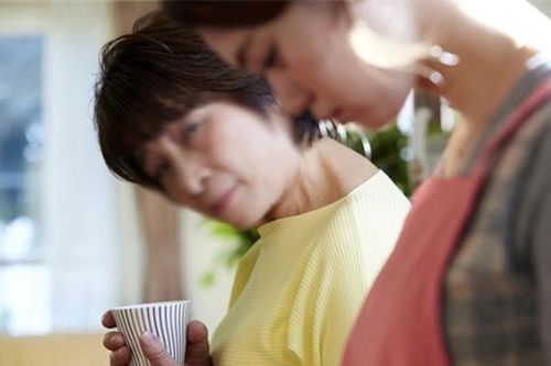 Lương hưu 9 triệu nhưng tháng nào mẹ cũng xin tiền chị dâu, mỗi lần chị đưa bà thì đều liếc mắt nhìn tôi khiến tôi chỉ biết than trời