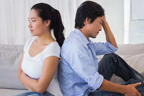 Trước ngày vợ chồng tôi ra tòa ly hôn, mẹ chồng đột ngột đưa ra vài món đồ khiến chồng tôi trợn tròn mắt vì không thể tin nổi