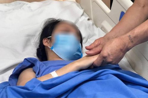 Tình hình sức khỏe mới của nữ bác sĩ bị tấm kính ở quán cà phê đổ vào người