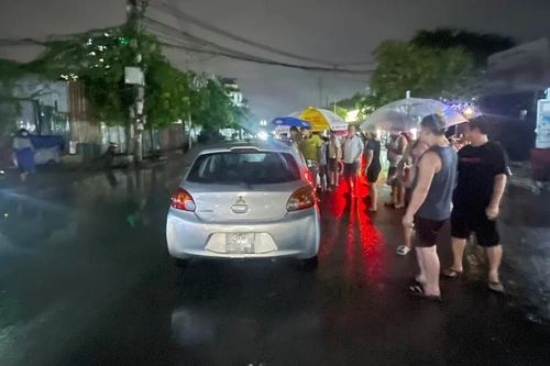Hà Nội: Hất tung người sang đường lên xe khiến nạn nhân nguy kịch, tài xế rời khỏi hiện trường