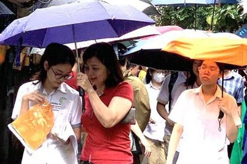 Những chiếc ô che mưa cho con sau buổi thi cuối: Dù cuộc đời có sóng gió thế nào, đã có cha mẹ ở đây