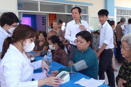 Đoàn y, bác sĩ TP. Thủ Đức khám bệnh, phát thuốc và tặng quà cho hộ gia đình khó khăn xã Lê Chánh