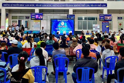 Từng bước hoàn thiện thể chế về phát triển, sử dụng hiệu quả nguồn nhân lực
