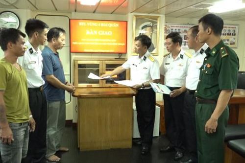 Vùng 4 Hải quân: Bàn giao tàu cá và ngư dân cho gia đình, địa phương