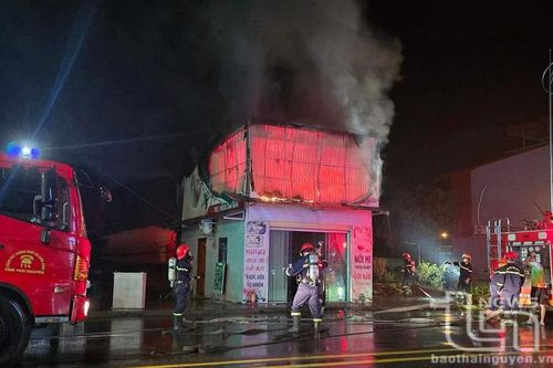 Sét đánh gây cháy nhà dân ở phường Gia Sàng