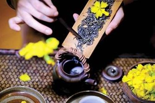 Mời bạn chén nước sông Hương