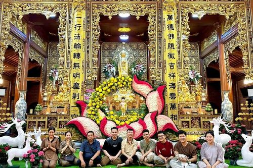Đem lòng thành dâng hoa cúng Phật
