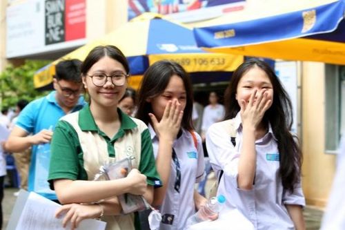 Sáng 9/6, hơn 100.000 thí sinh Hà Nội làm bài thi môn Toán vào lớp 10