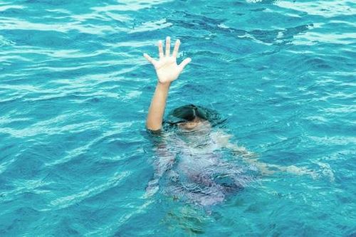 Hai anh em ruột đuối nước trong ao nhà