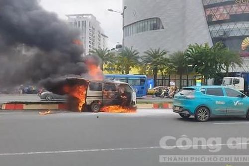 Xe tải đang chạy trên đường Phạm Văn Đồng bất ngờ cháy rụi