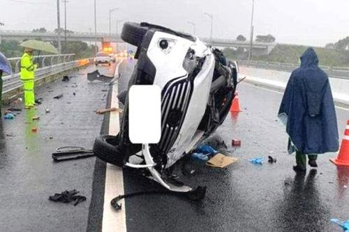 Tài xế tử vong sau cú lật xe trên cao tốc Vân Đồn -Móng Cái