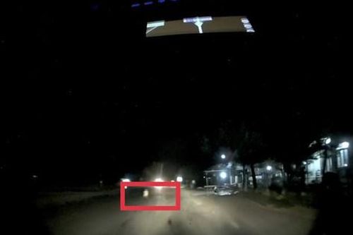 Video tài xế cứu cháu bé chập chững giữa đường khi container lao tới
