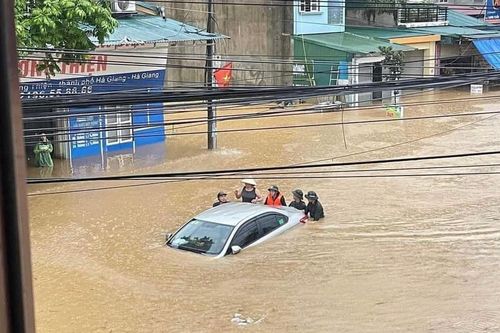 Thành phố Hà Giang ngập sâu trong nước, giao thông tê liệt hoàn toàn