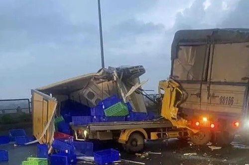 Hà Nội: Xe tải chắn ngang đường Vành đai 3, ùn tắc kéo dài