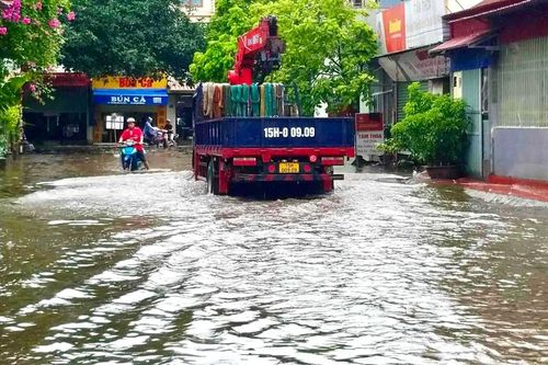 Vì sao các tuyến phố ở Hải Phòng 'hóa' sông sau trận mưa lịch sử