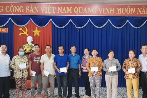 Lãnh đạo Mặt trận An Giang thăm hỏi các hộ dân bị ảnh hưởng bởi giông, lốc