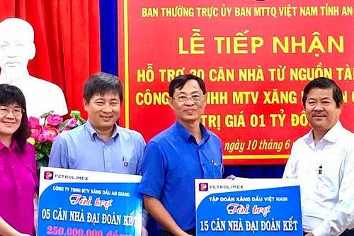An Giang: Tiếp nhận kinh phí xây dựng 20 nhà Đại đoàn kết