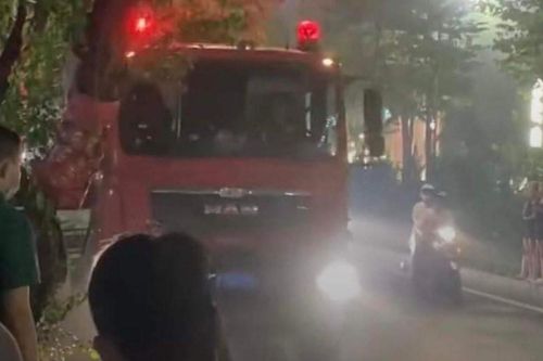 Cháy cửa hàng bán thảm ở Hà Nội trong đêm