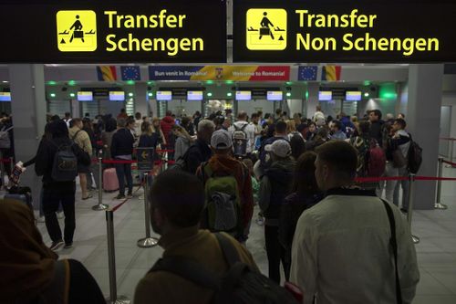 Visa Schengen lên giá từ ngày mai
