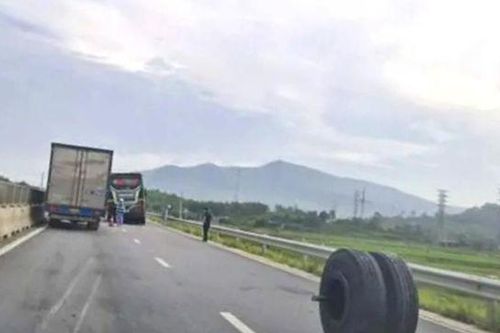 Tai nạn giao thông mới nhất 10/6/2024: xe khách đang chạy bỗng rơi 2 bánh xe