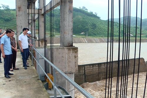 Thủy điện Sông Lô 8A, 8B trên sông Lô tại Tuyên Quang xả lũ