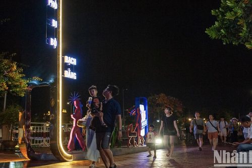 Cận cảnh phố đi bộ ven sông đầu tiên của Đà Nẵng
