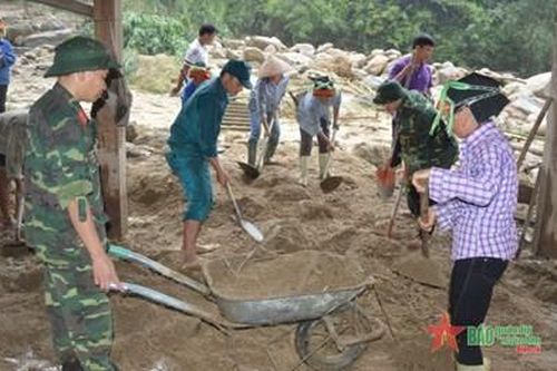 Bộ CHQS tỉnh Hà Giang giúp dân khắc phục hậu quả sau mưa lũ
