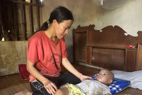 Con gái bị ung thư hiếm gặp, gia cảnh khó khăn