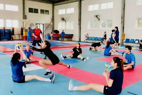 Các 'chân dài' bóng chuyền Việt Nam hối hả luyện thể lực trước giải thế giới