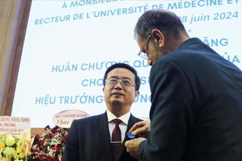 Trao Huân chương Công trạng Quốc gia nhà nước Pháp cho GS-TS Nguyễn Vũ Quốc Huy