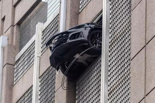 Tài xế quên về số Chevrolet Camaro suýt lao từ tầng 6 xuống đất
