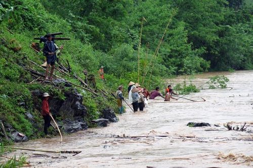 Đi thăm người thân cùng thôn, 2 bố con bị lũ cuốn tử vong