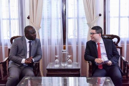 Cục trưởng Cục Lãnh sự tiếp Lãnh sự danh dự Việt Nam tại Bujumbura, Burundi