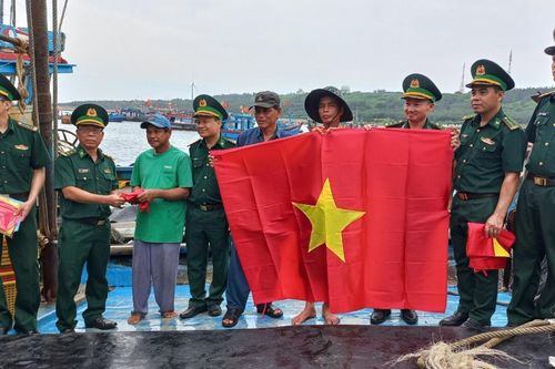 Thăm, tặng quà cán bộ, chiến sĩ và nhân dân huyện đảo Bạch Long Vĩ