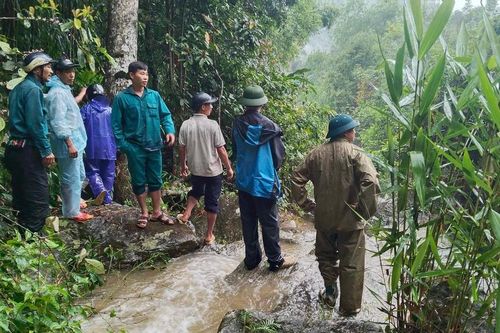 Hà Giang: Đi qua cầu tràn, hai bố con bị nước lũ cuốn trôi