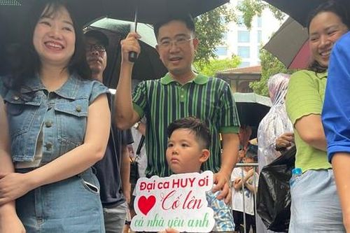 Những hình ảnh có một không hai ở kỳ thi vào 10 tại Hà Nội