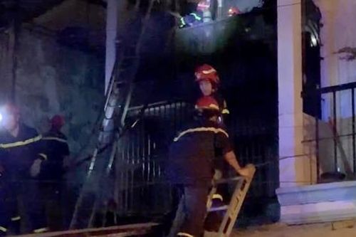 Cảnh sát bắc thang cứu 5 người mắc kẹt trong căn nhà bị cháy lúc nửa đêm