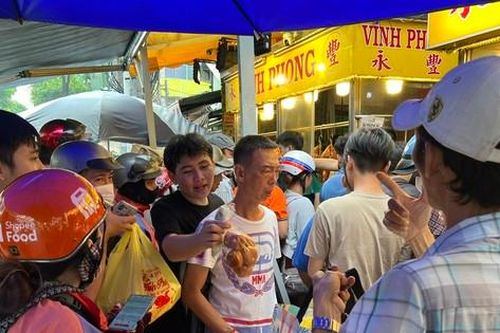 Đông nghịt người dân TPHCM xếp hàng mua gà, vịt quay cúng Tết Đoan Ngọ