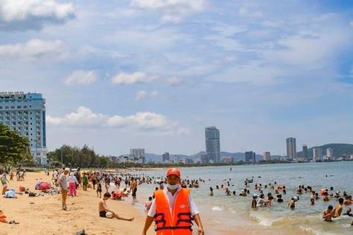 Kéo nhau đi tắm biển giữa trưa Tết Đoan Ngọ để cầu may